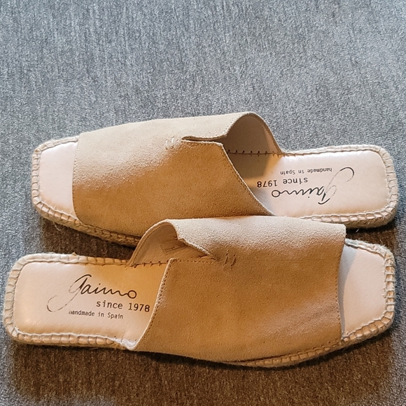 Women's mules.  Light tan suede upper and espadrille type bottom. Size 41 - Picture 4 of 4
